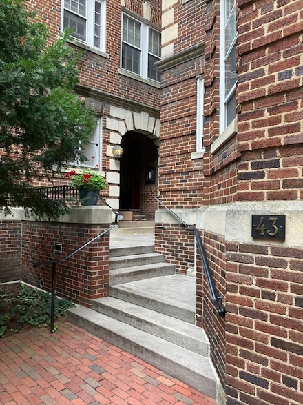 43 Linnaean St Unit 1, Cambridge, MA 02138