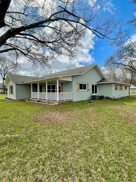 801 Fulton St, Edna, TX 77957