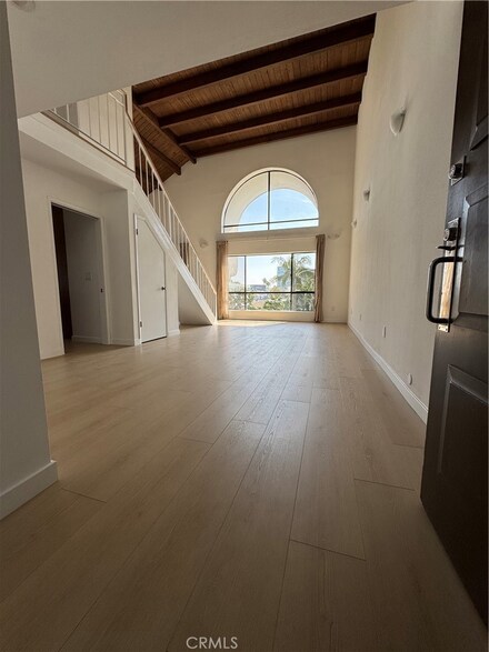221 S Gale Dr Unit 402, Beverly Hills, CA 90211