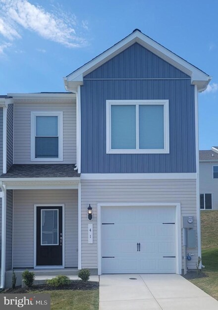 41 Paddington St, Falling Waters, WV 25419