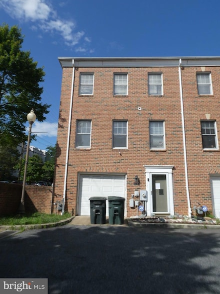 883 Barnaby St SE, Washington, DC 20032