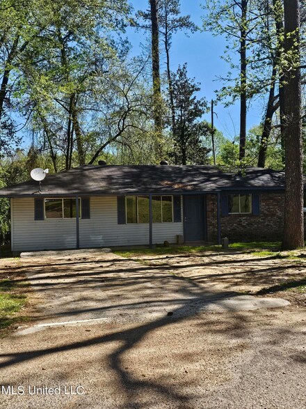 209 Pineview Dr, Hazlehurst, MS 39083