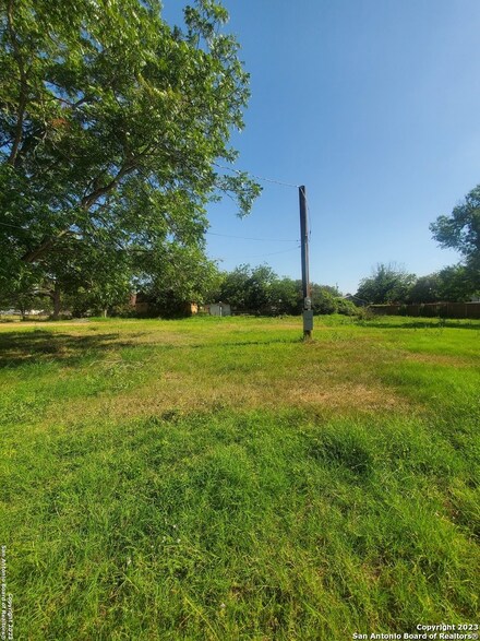 8073 W Dixon Rd, Somerset, TX 78069