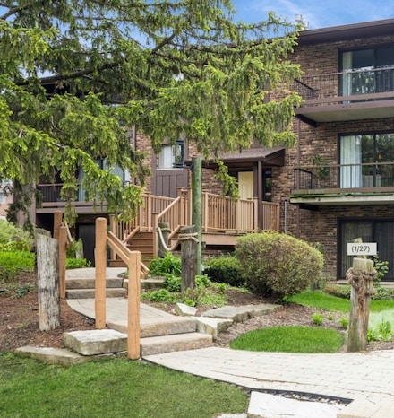 61 W Pier Dr Unit 101, Westmont, IL 60559