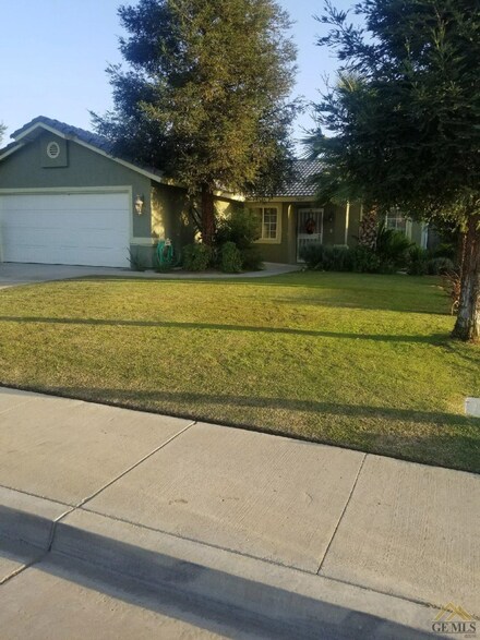 9005 Mendocino Dr, Bakersfield, CA 93312