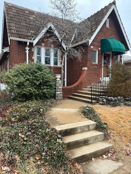 6323 Pernod Ave, Saint Louis, MO 63139