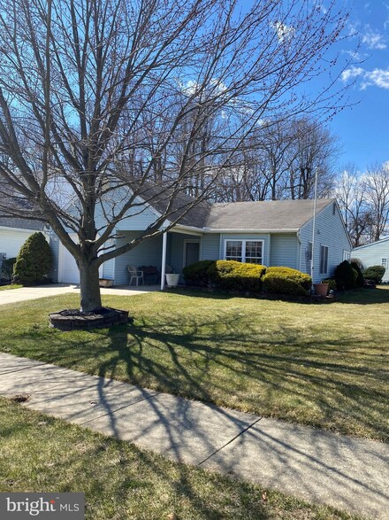2 Wagon Wheel Ln, Columbus, NJ 08022