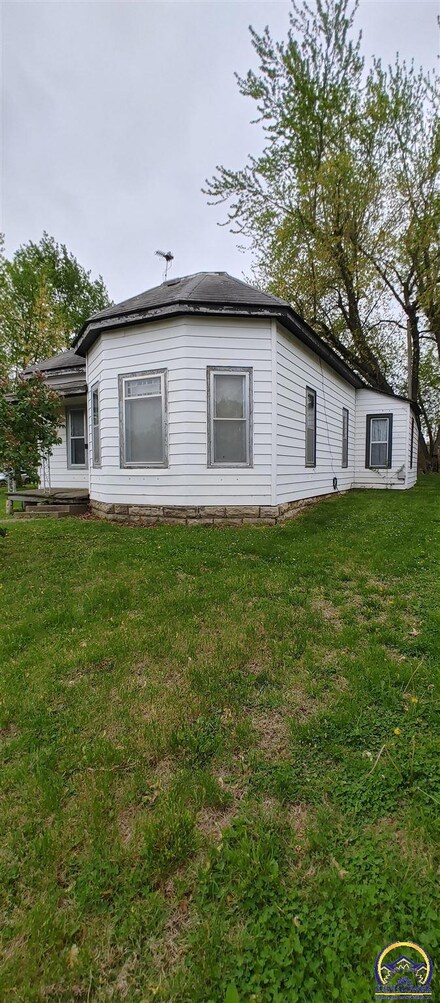 115 Apache St, Hiawatha, KS 66434