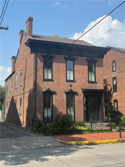 212 W 2nd St, Madison, IN 47250