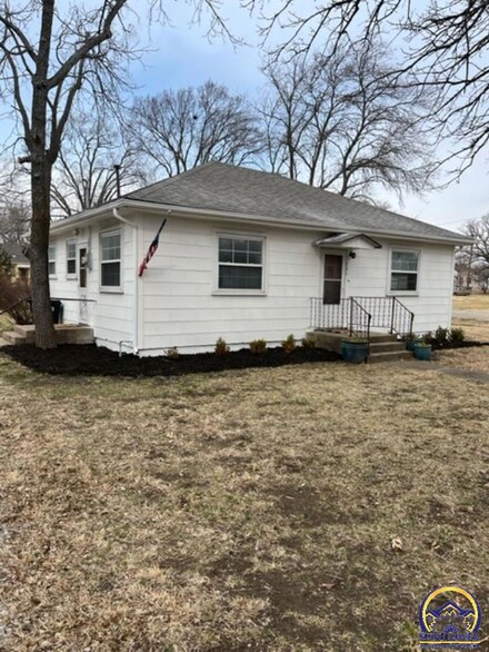 201 Cedar St, Cottonwood Falls, KS 66845