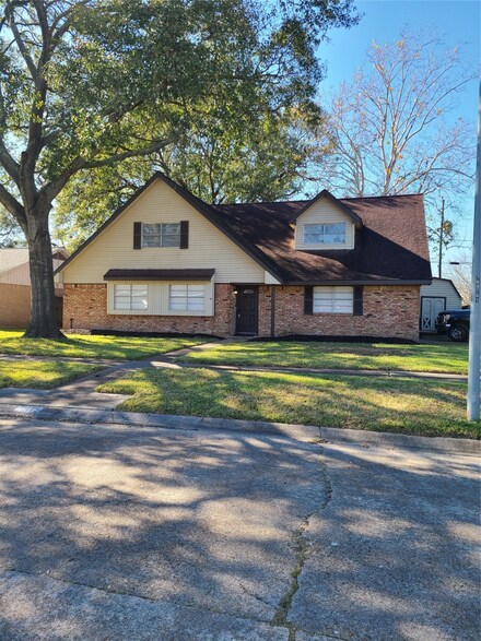 2512 Huckleberry Ln, Pasadena, TX 77502