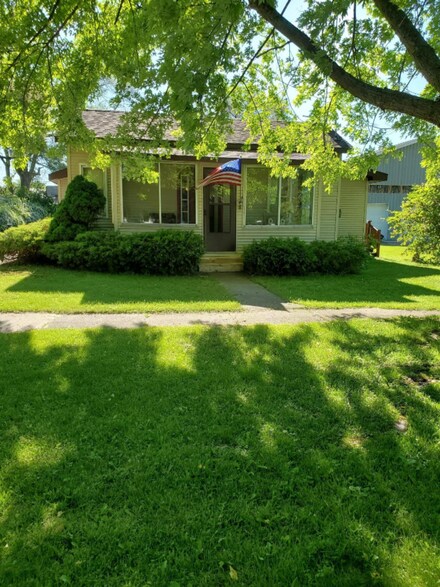 226 S Oak St, Sheridan, MI 48884