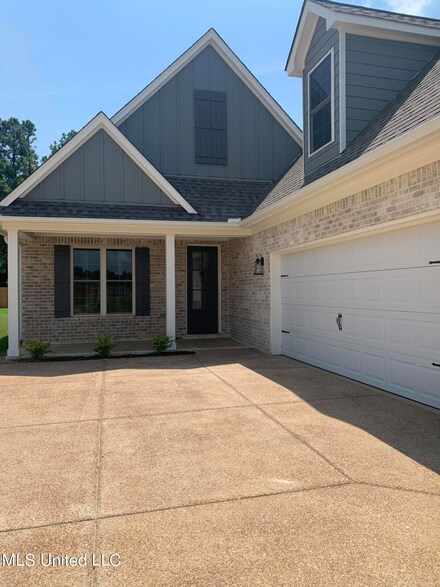 3441 Hatton Dr, Nesbit, MS 38651
