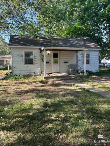831 Grant Ave, Clay Center, KS 67432