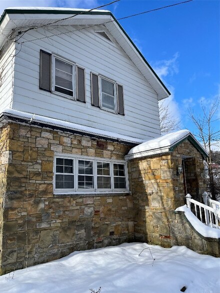 323 W Mount Vernon St, Titusville, PA 16354
