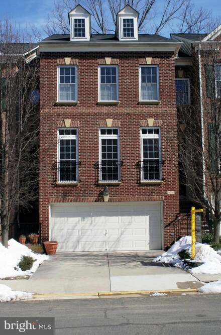 9205 Point Replete Dr, Fort Belvoir, VA 22060