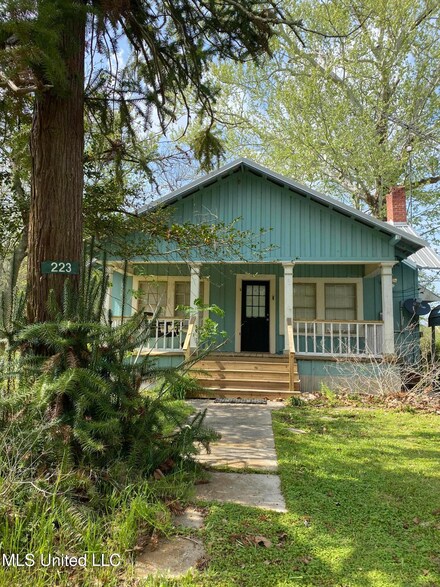 223 Deadening Rd, Jonesville, LA 71343