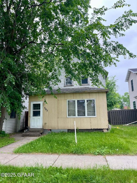 503 N 4th St, Grand Forks, ND 58203
