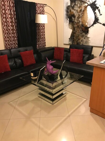 210 SE 9th St, Hallandale Beach, FL 33009