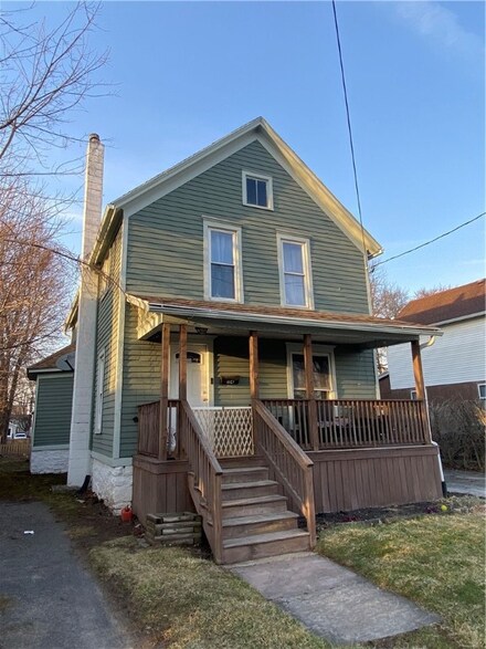 114 W Oak Orchard St, Medina, NY 14103