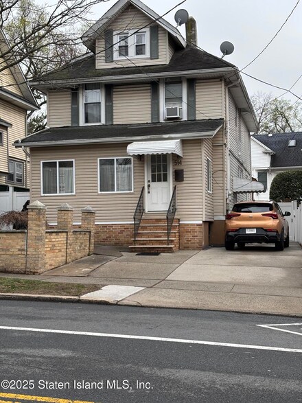 514 Clove Rd, Staten Island, NY 10310