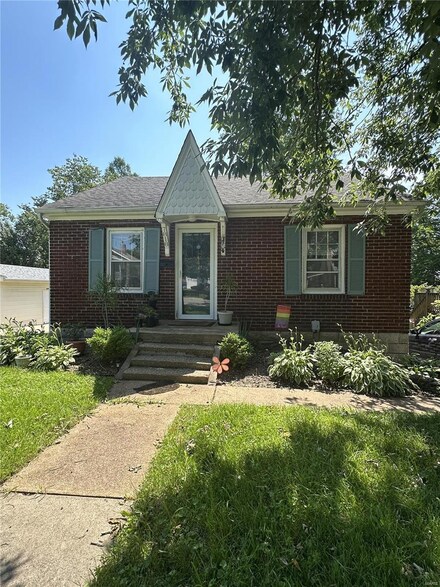 7818 Genesta St, Saint Louis, MO 63123