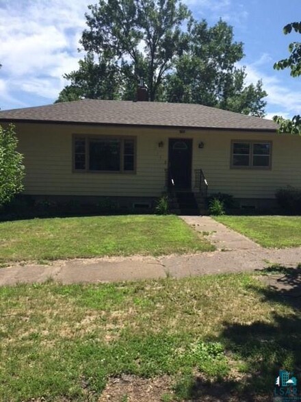 214 6th St, Moose Lake, MN 55767