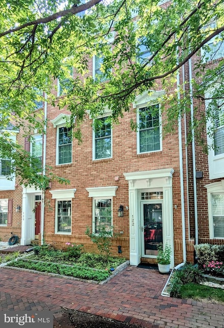 122 Martin Ln, Alexandria, VA 22304