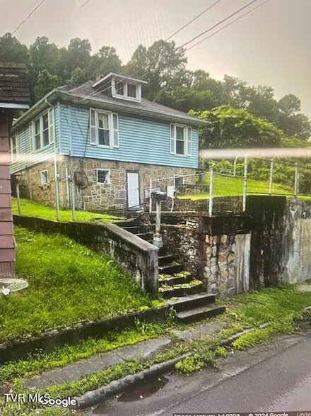 19454 Riverside Dr, Grundy, VA 24614