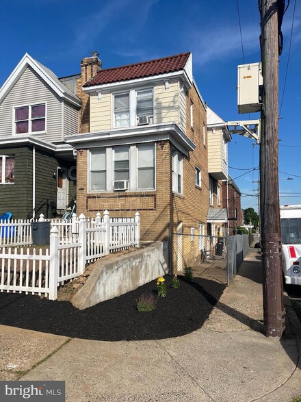 6101 Alma St, Philadelphia, PA 19149