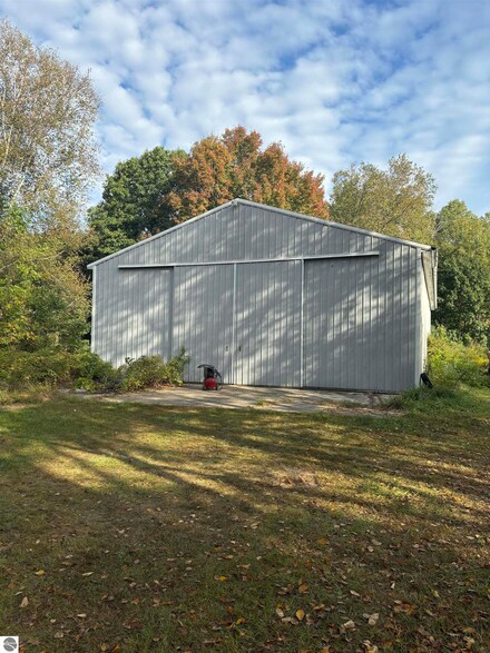 5968 Ruhle Rd, Coleman, MI 48618