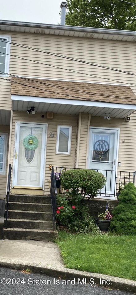 74 Houston Ln, Staten Island, NY 10302