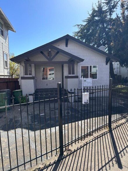 5015 Bancroft Ave, Oakland, CA 94601