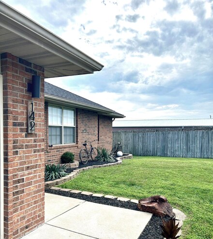 142 W Trail Point Dr, Nixa, MO 65714