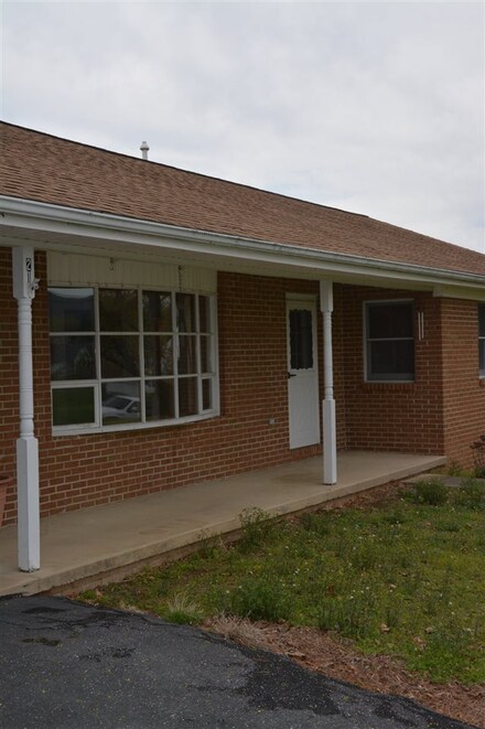 211 Cold Springs Rd, Stuarts Draft, VA 24477