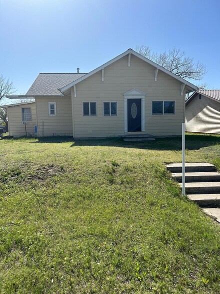 514 S 4th St, Atwood, KS 67730