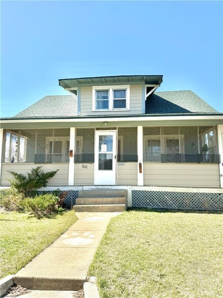 1121 2nd St W, Roundup, MT 59072