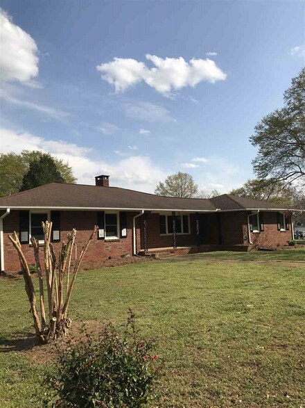 155 Maple St, Cowpens, SC 29330