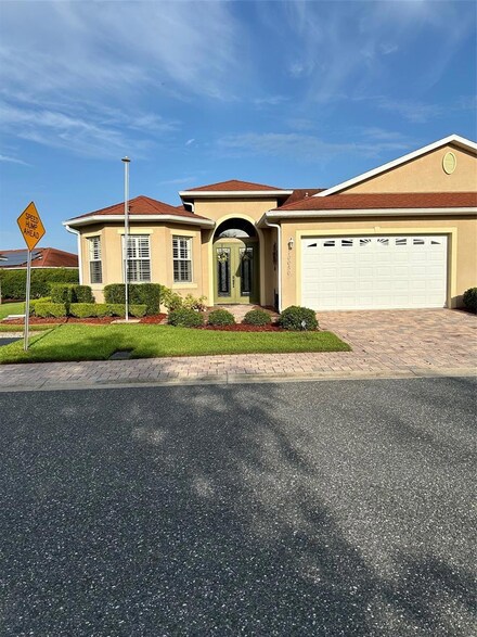 10050 Regatta Blvd, Oxford, FL 34484