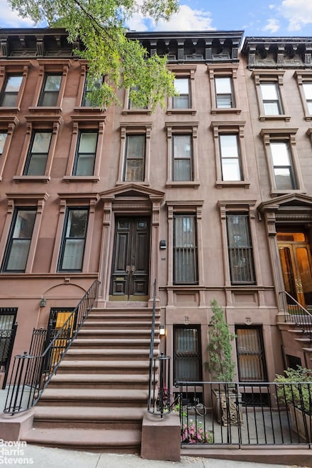 169 E 94th St, New York, NY 10128