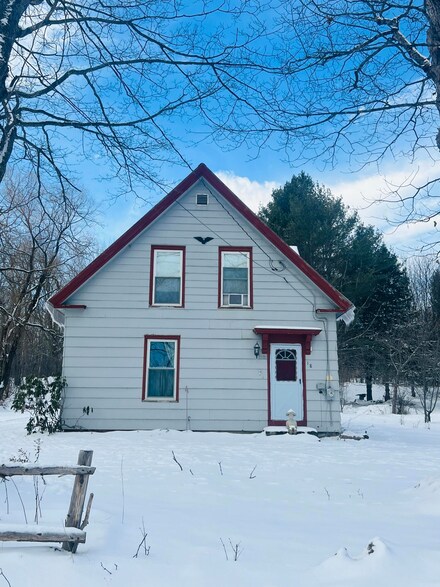 18 Center St, Monson, ME 04464
