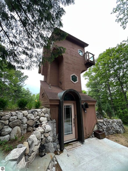 2835 Keewaydin Trail, Traverse City, MI 49686