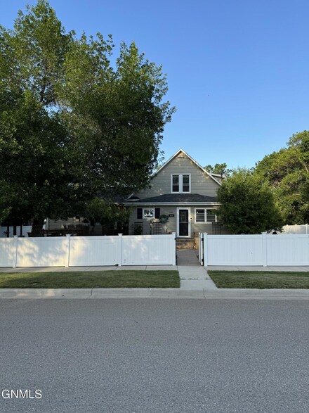 511 Main St S, Crosby, ND 58730