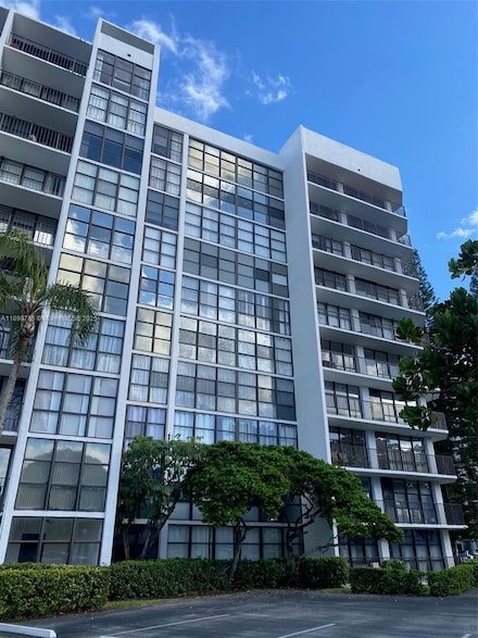 1000 Parkview Dr Unit 427, Hallandale Beach, FL 33009