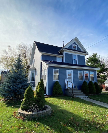 607 N 1st St, Ashton, IL 61006