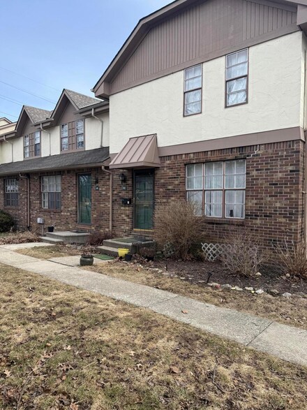 130 Stornoway Dr E, Columbus, OH 43213