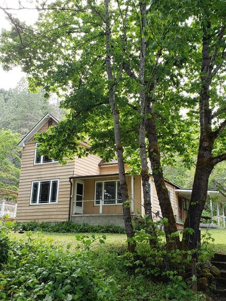584 Riverbanks Rd, Grants Pass, OR 97527