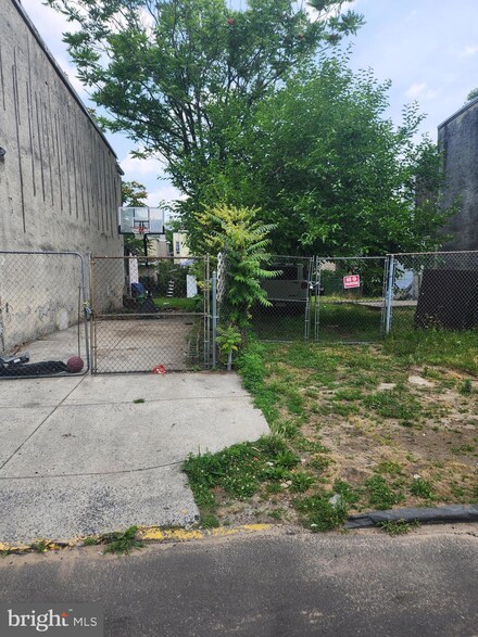 144 N 25th St, Camden, NJ 08105