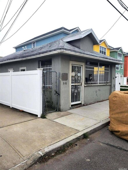 180 Beach 26th St, Far Rockaway, NY 11691