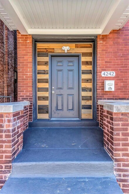4242 Oregon Ave, Saint Louis, MO 63111